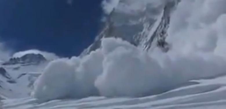 SCENĂ APOCALIPTICĂ pe Everest! Avalanșa declanșată de unda seismică, surprinsă de camerele video
