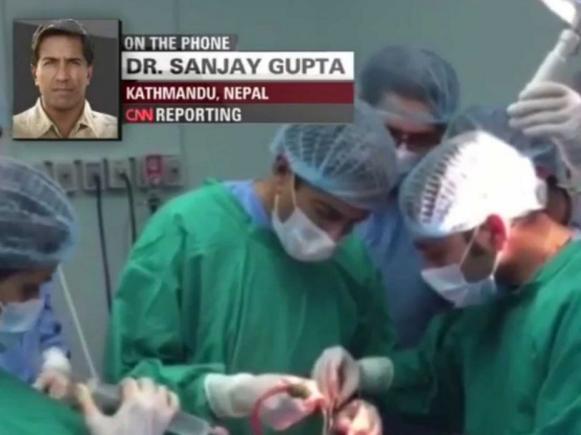 Nepal. Un reporter CNN își întrerupe relatarea pentru a face o operație pe creier (VIDEO)