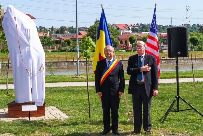 Boc, americanu' și maimuța. Ceremonie INEDITĂ la Cluj, pe malul Someșului (VIDEO)