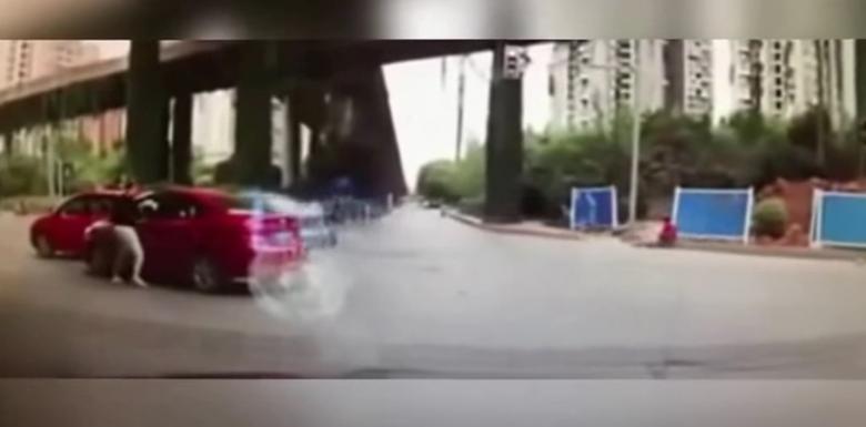 ABOMINABIL! Șoferiță scoasă din mașină și BĂTUTĂ CRUNT pentru o greșeală în trafic. ATENȚIE, imagini cu puternic impact emoțional! (VIDEO)
