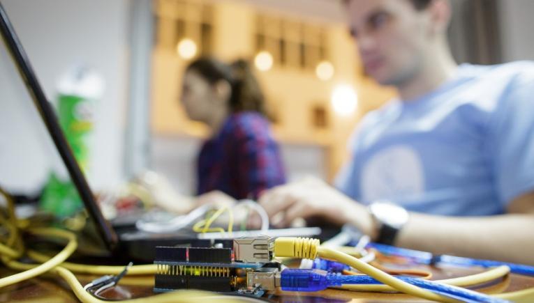 Proiectele studenţilor de la IT&C atrag marile companii Proiectele studenţilor de la IT&C atrag marile companii