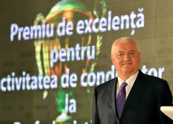 Chef Blat(er) merge pe mâna lui Sepp Blatter Chef Blat(er) merge pe mâna lui Sepp Blatter