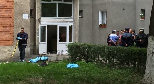 Tragedie la Oradea. Doi băieți s-au aruncat împreună de pe un bloc cu 10 etaje. Au murit pe loc (VIDEO)
