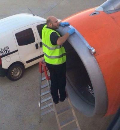ȘOCANT! Cum repară un mecanic motorul avionului care urma să decoleze! (FOTO)
