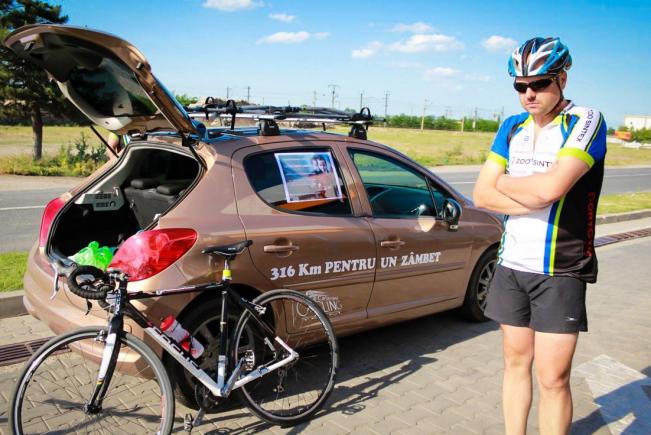 Au pedalat peste 300 de kilometri pentru a salva viaţa unui copil