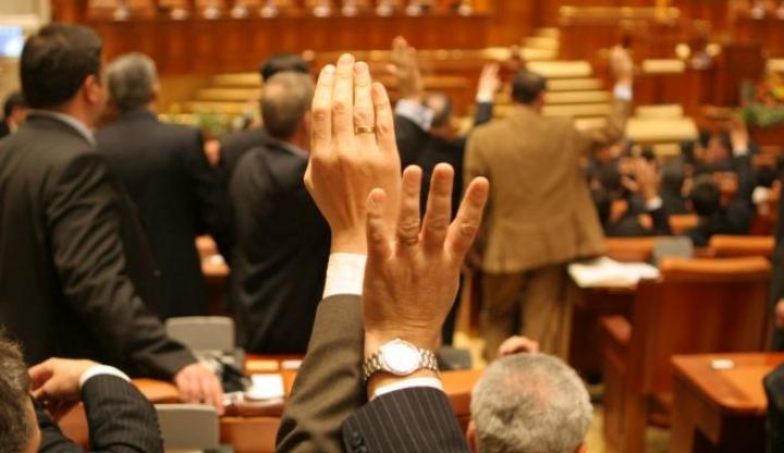 Parlamentarii îşi asigură bătrâneţile: Și-au aprobat pensii speciale Parlamentarii îşi asigură bătrâneţile: Și-au aprobat pensii speciale