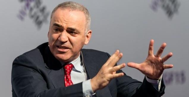 Kasparov: Putin blufează cu obrăznicie. Pentru el politica nu este șah, ci poker 
