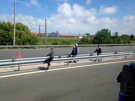 Eurotunelul a fost închis din cauza haosului provocat de emigranţi Eurotunelul a fost închis din cauza haosului provocat de emigranţi