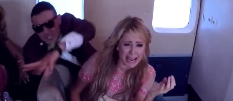FARSA care face înconjurul internetului! Paris Hilton este convinsă că avionul în care se află se va prăbuși! (VIDEO)