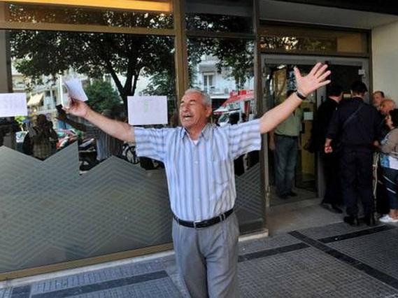 IMAGINEA DISPERĂRII în Grecia. O fotografie făcută în fața Băncii Naţionale din Salonic face înconjurul internetului