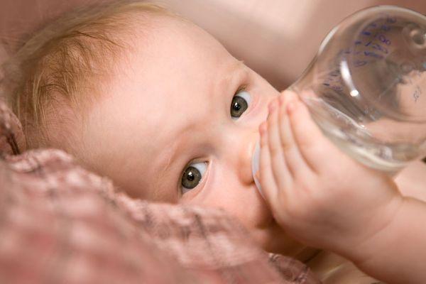 Cum afli ce apă minerală naturală e bună pentru bebeluşul tău