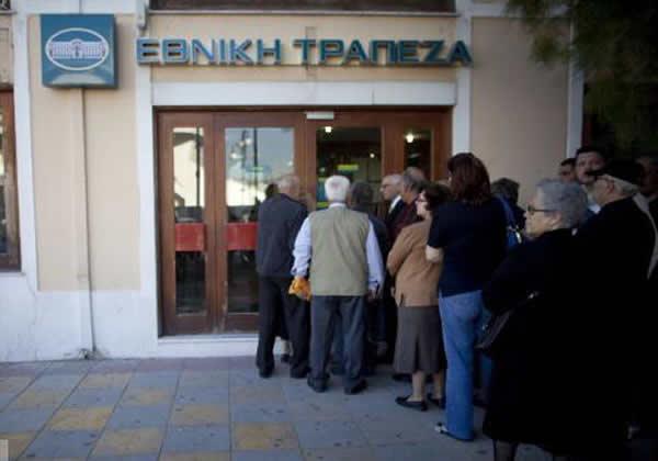 Băncile din Grecia rămân închise. Ce se întâmplă dacă rămân fără bani?