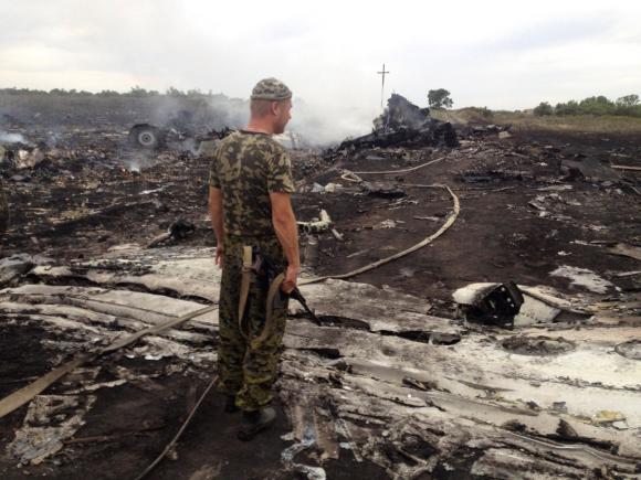 Zborul MH17: Australia, șocată de înregistrarea video cu separatiștii care scotocesc printre obiectele victimelor (VIDEO) Zborul MH17: Australia, șocată de înregistrarea video cu separatiștii care scotocesc printre obiectele victimelor (VIDEO)