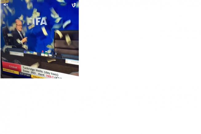 INCIDENT la conferința de presă a lui Sepp Blatter. Au zburat mulți bani (VIDEO)