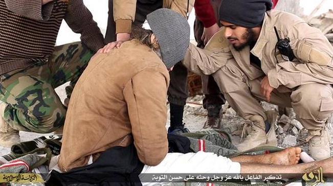 Ce se întâmplă când jihadiştii ISIS pun mâna pe un HOMOSEXUAL. Noi imagini ale terorii (VIDEO)