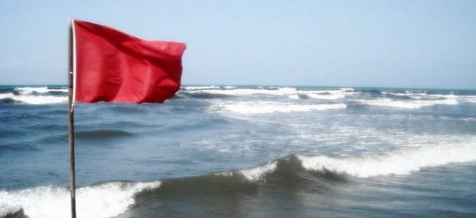 ALERTĂ în sudul litoralului. Salvamarii au arborat steagul roşu 