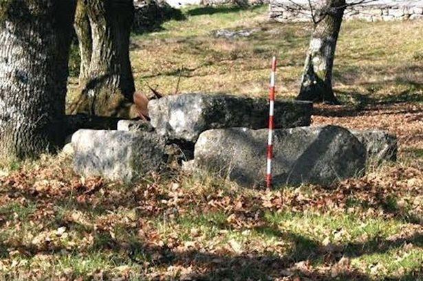 Un mormânt neolitic vechi de 6000 de ani, distrus şi înlocuit cu o masă de picnic din ciment