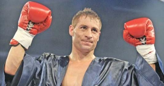 Viorel Simion a câștigat titlul mondial WBF! <br />Pugilistul român s-a impus prin KO tehnic în fața ungurului David Kis