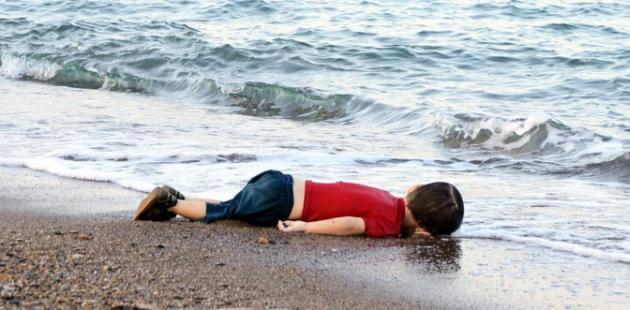 „Copiii mi-au alunecat din mâini”, povesteşte tatăl lui Aylan, micuţul sirian înecat în Turcia „Copiii mi-au alunecat din mâini”, povesteşte tatăl lui Aylan, micuţul sirian înecat în Turcia
