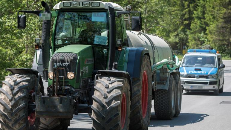 Un român a ajuns cu tractorul pe autostradă la 400 de km de destinație, din cauza sistemului de navigație