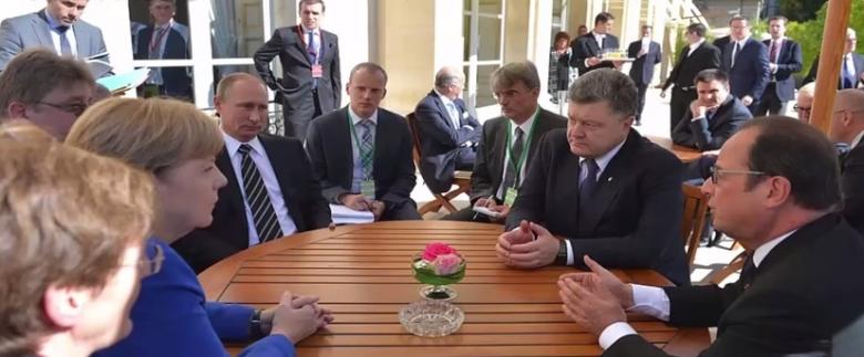 Scenă INEDITĂ la întâlnirea în formatul Normandia. Unde era atenția lui Putin în timpul discuțiilor purtate de Poroșenko, Hollande și Merkel (VIDEO)