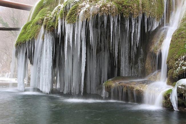 Cascada Bigăr, UNICĂ ÎN LUME, a înghețat! Imagini de basm cu cea mai spectaculoasă cădere de apă din Banat (VIDEO)