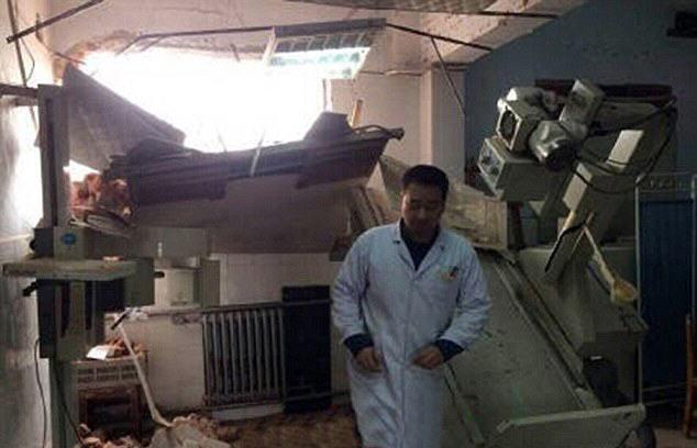 Caz incredibil în China: Un spital a fost demolat de autorităţi, deşi înăuntru încă se aflau medici şi pacienţi (VIDEO)