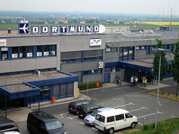 Un turist român a sărit la gâtul polițiștilor în aeroportul din Dortmund: ”Vă tai pe toți!”