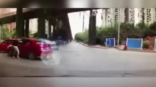 ABOMINABIL! Șoferiță scoasă din mașină și BĂTUTĂ CRUNT pentru o greșeală în trafic. ATENȚIE, imagini cu puternic impact emoțional! (VIDEO)