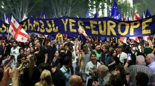 Mii de manifestanți au ieșitin stradă după ce parlamentarii au adoptat un proiect de lege privind „influența străină”